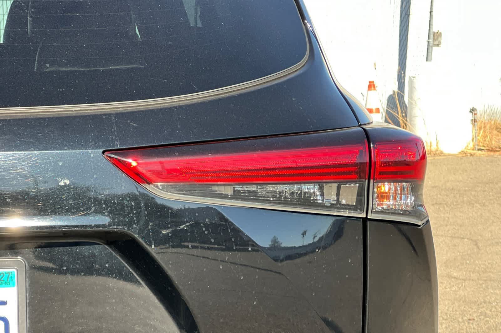 Used 2021 Toyota Highlander XSE FWD image 21
