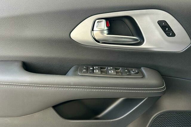 New 2025 Chrysler Pacifica Limited image 8