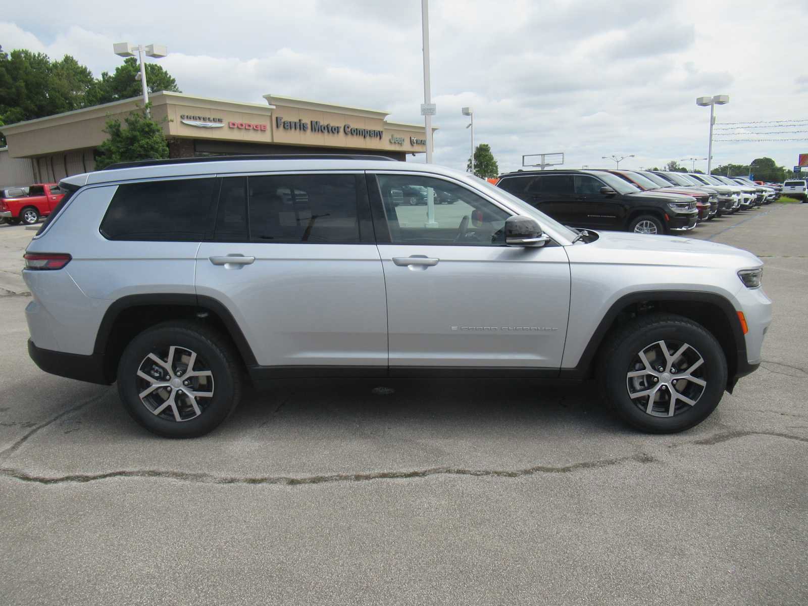 New 2025 Jeep Grand Cherokee L Limited w/ Trailer Tow Package image 9
