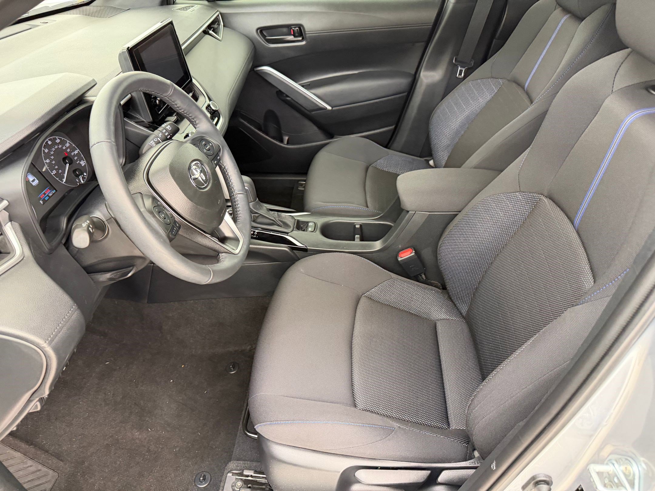 Used 2024 Toyota Corolla Cross SE w/ Moonroof Package image 2