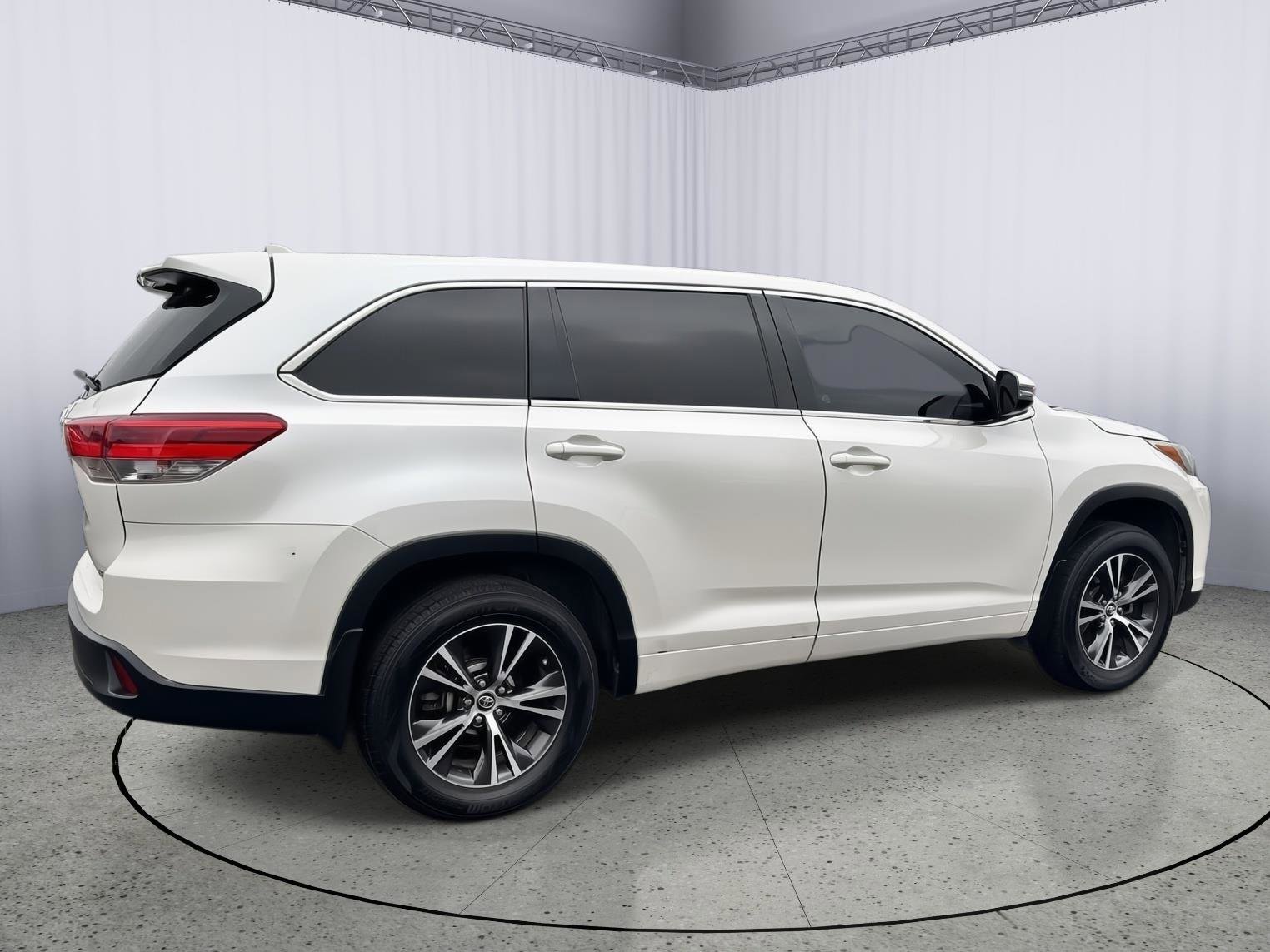 Used 2018 Toyota Highlander Plus AWD/4WD image 6