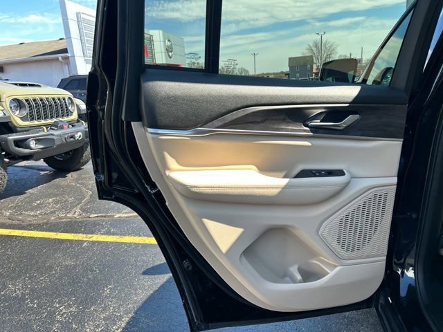 Used 2024 Jeep Grand Cherokee Limited w/ Black Appearance Package image 25