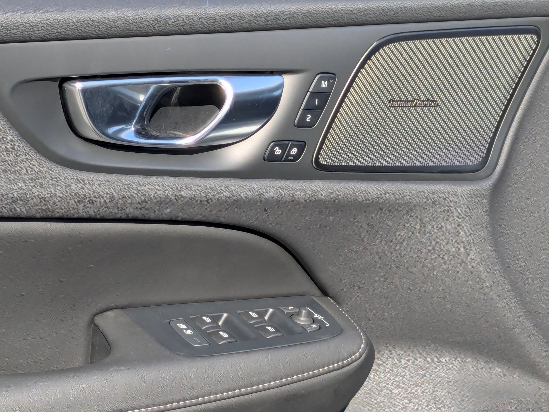 New 2026 Volvo V60 B5 Cross Country Ultra w/ Protection Package Premier image 8