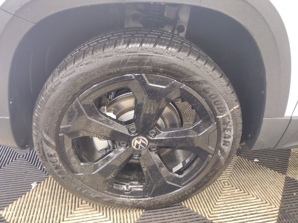 New 2025 Volkswagen Taos SEL image 5