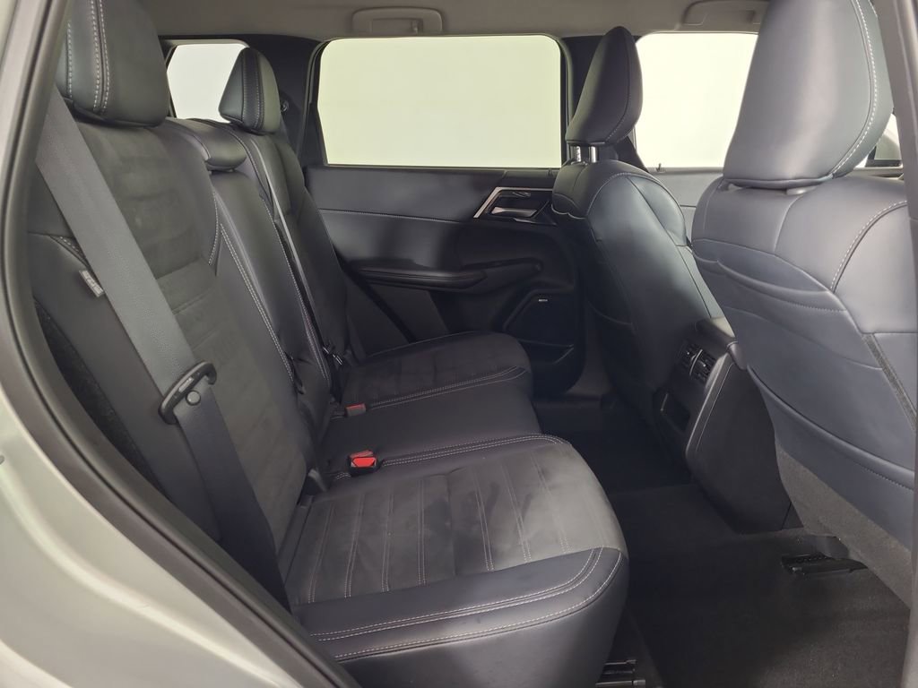 Used 2025 Mitsubishi Outlander AWD image 23
