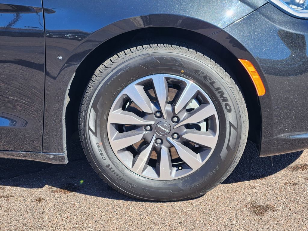 Used 2024 Chrysler Pacifica Select image 29