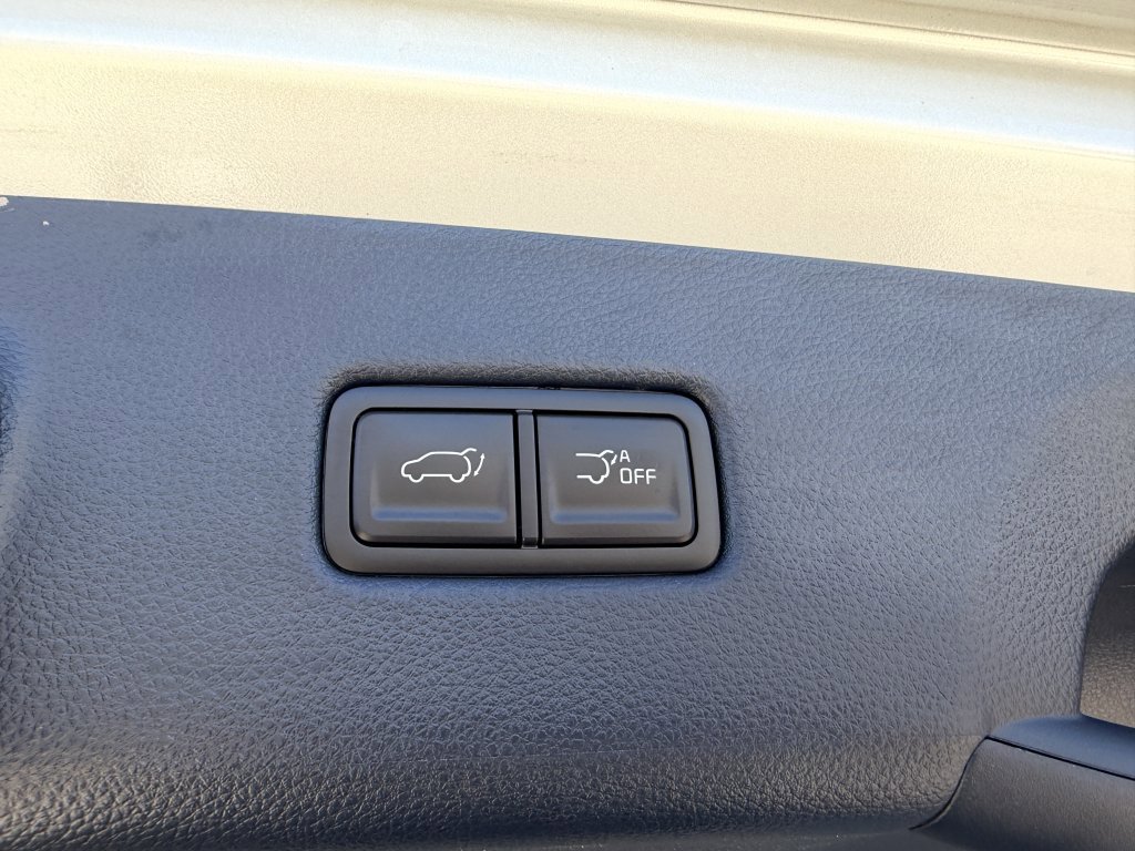 Used 2025 Kia Carnival EX image 40