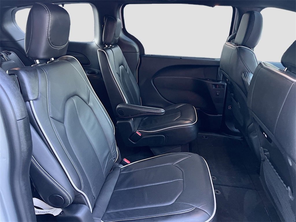 Used 2025 Chrysler Pacifica Limited image 30