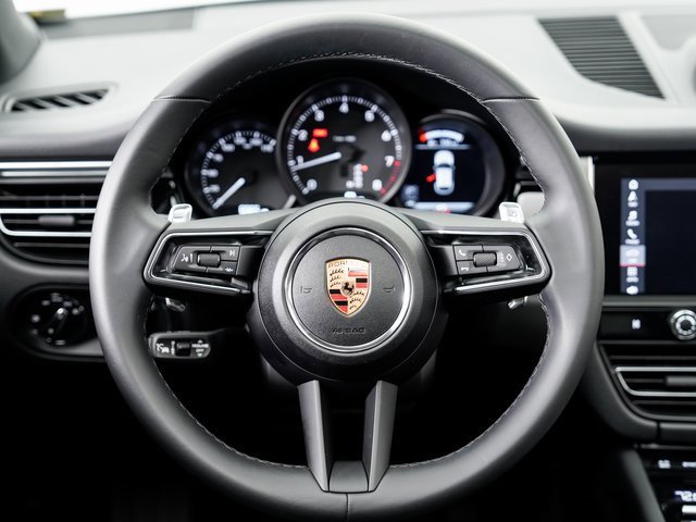 Certified 2025 Porsche Macan image 13