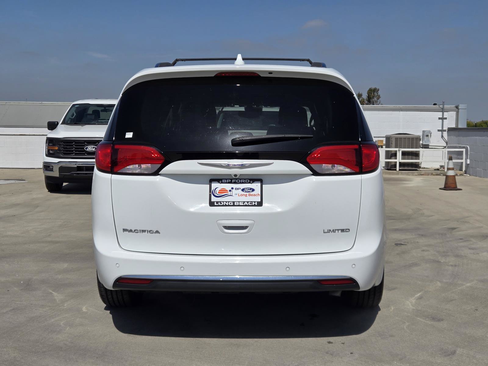 Used 2018 Chrysler Pacifica Limited w/ Tire & Wheel Group FWD image 5