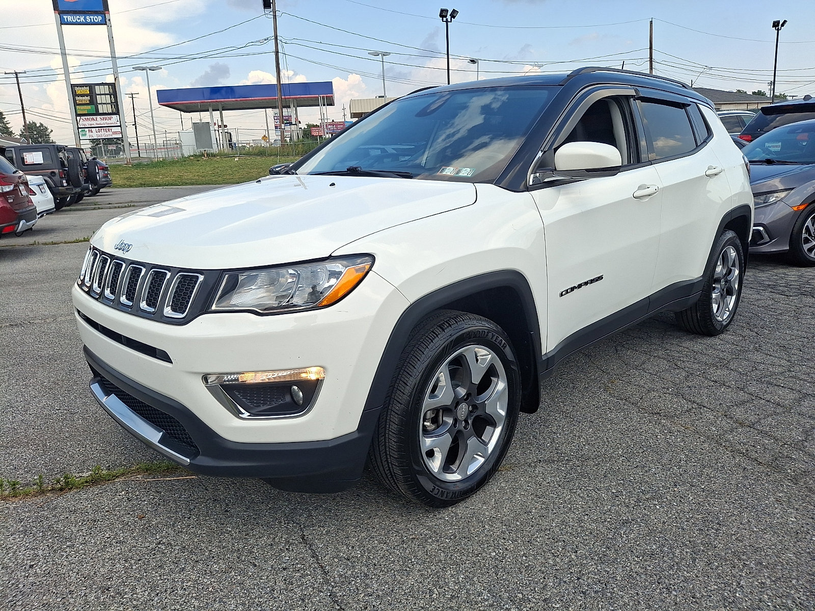 Used 2018 Jeep Compass Limited w/ Navigation Group AWD/4WD image 3