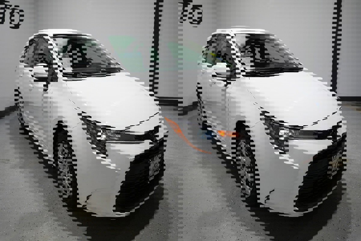 Used 2024 Toyota Corolla LE image 2