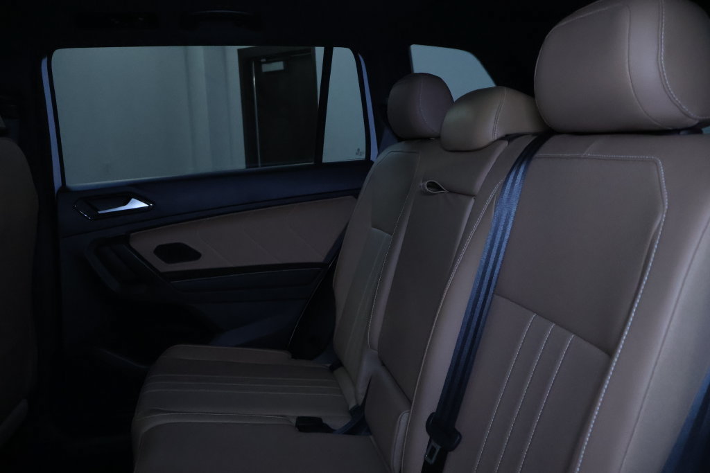 Used 2024 Volkswagen Tiguan SE w/ Panoramic Sunroof Package AWD/4WD image 16