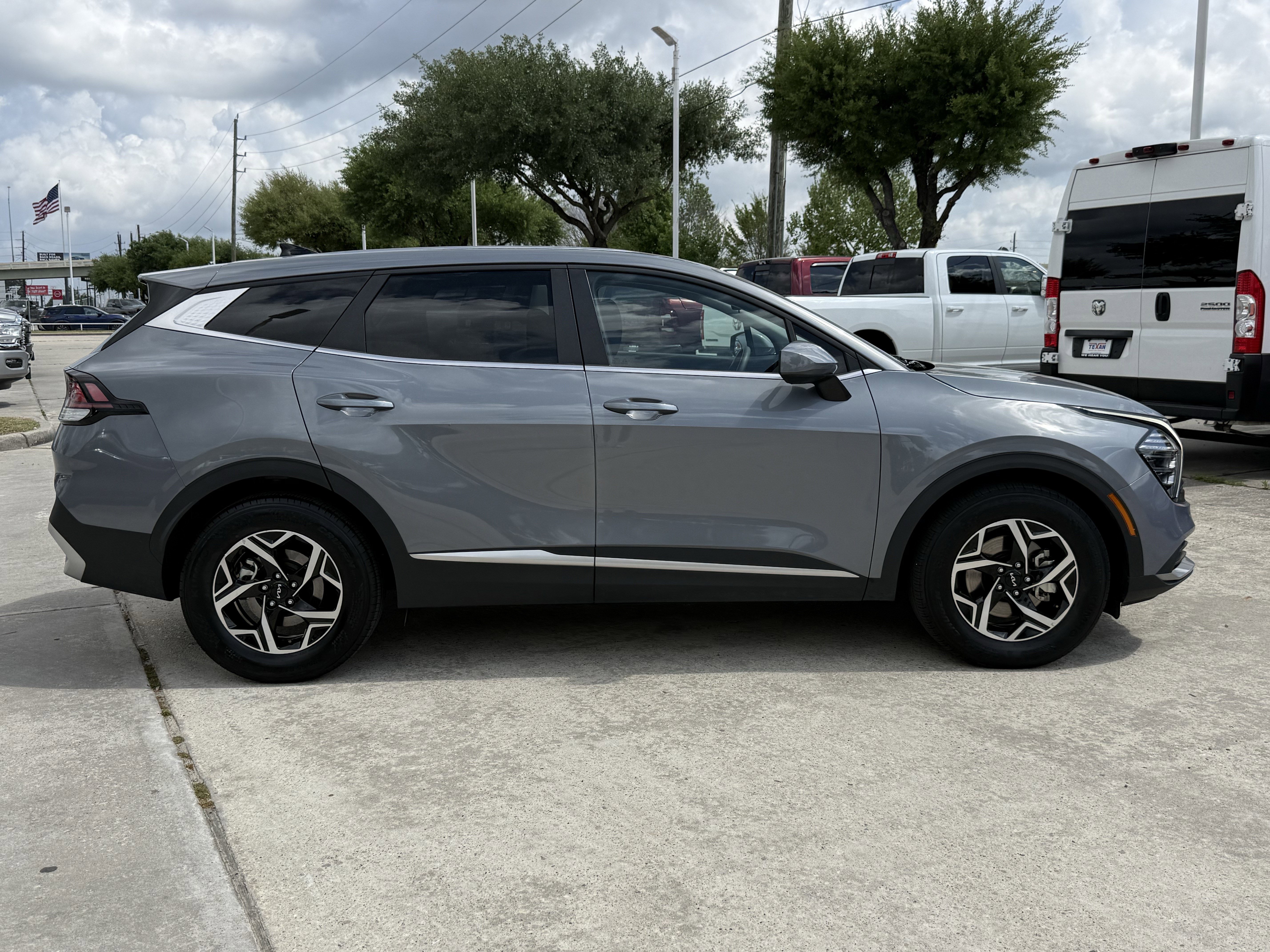 Used 2025 Kia Sportage LX image 3