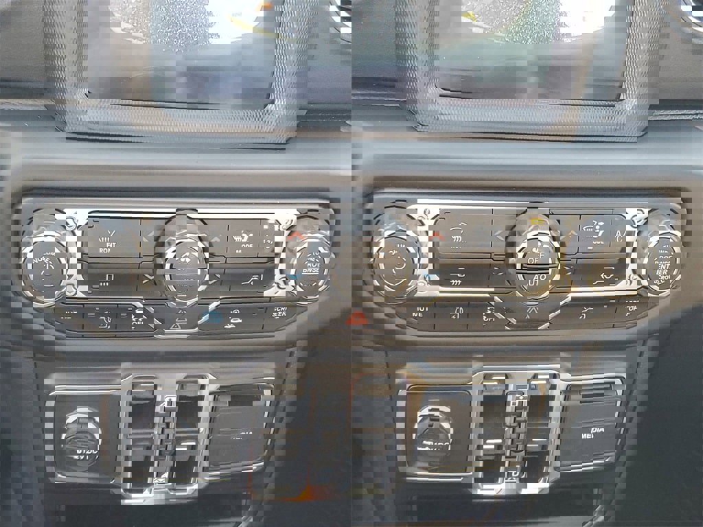 Used 2022 Jeep Wrangler Unlimited Sahara image 18