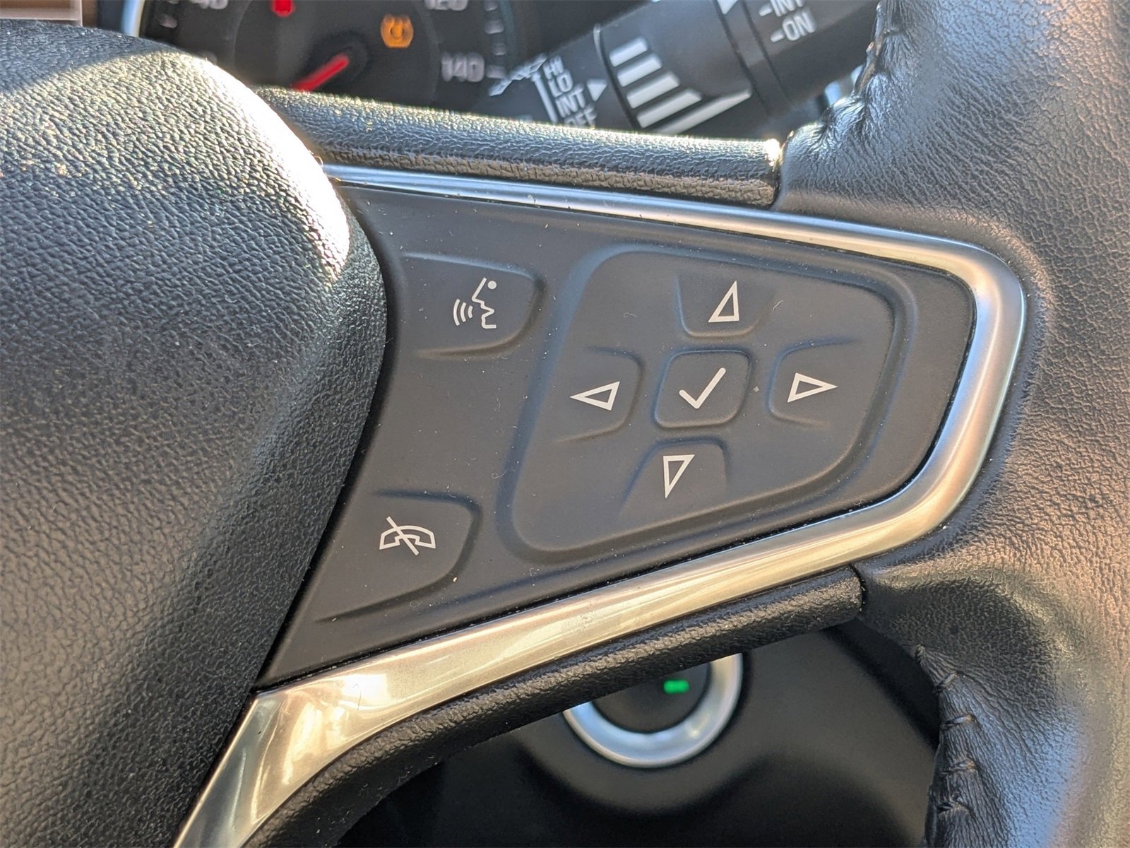 Used 2018 Chevrolet Equinox LT w/ Sun & Infotainment Package image 35