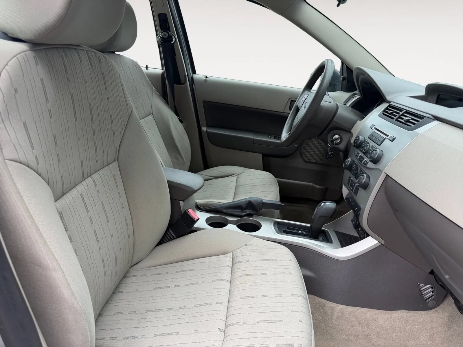 Used 2010 Ford Focus SE FWD image 11
