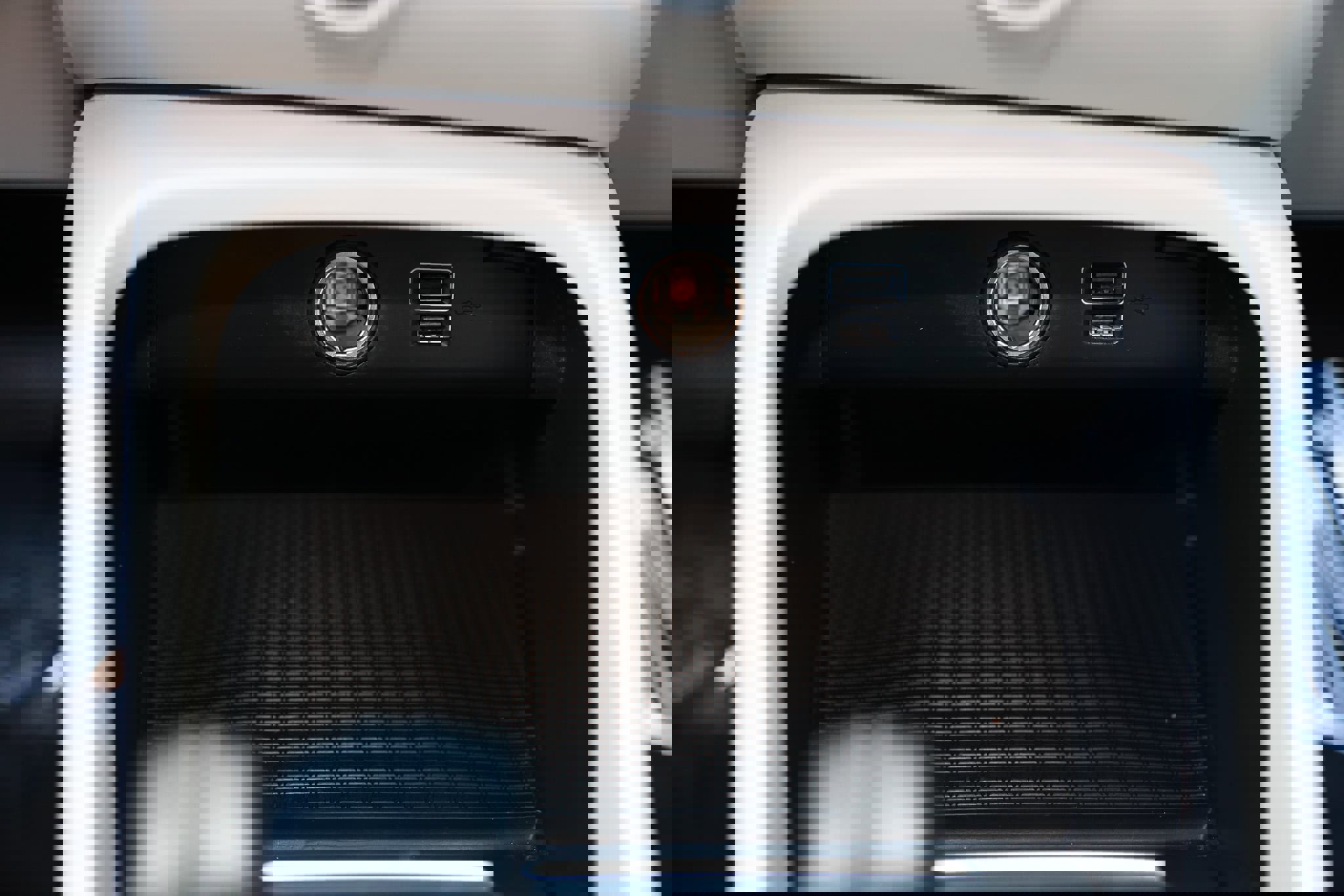 Used 2021 Volvo XC40 T4 Momentum w/ Protection Package Premier image 47