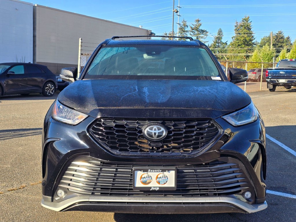 Used 2021 Toyota Highlander XSE FWD image 3