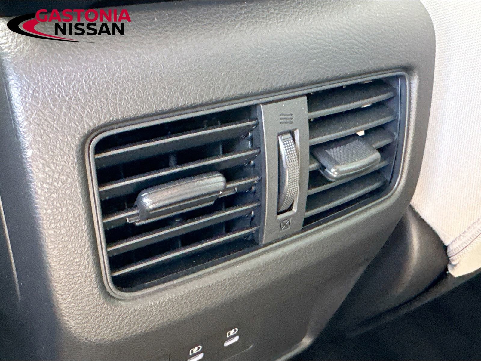 Used 2024 Nissan Rogue SV AWD/4WD image 33