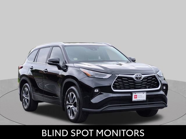 Certified 2025 Toyota Highlander XLE AWD/4WD image 3