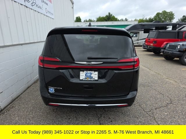 Used 2023 Chrysler Pacifica Touring-L FWD image 10