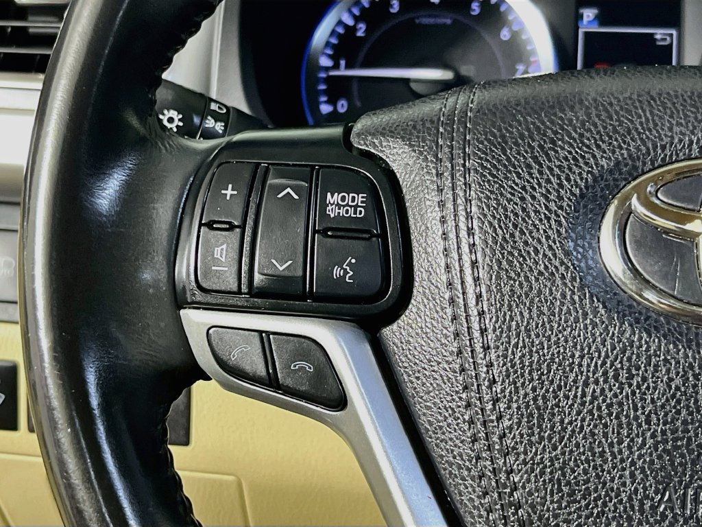 Used 2019 Toyota Highlander XLE FWD image 16