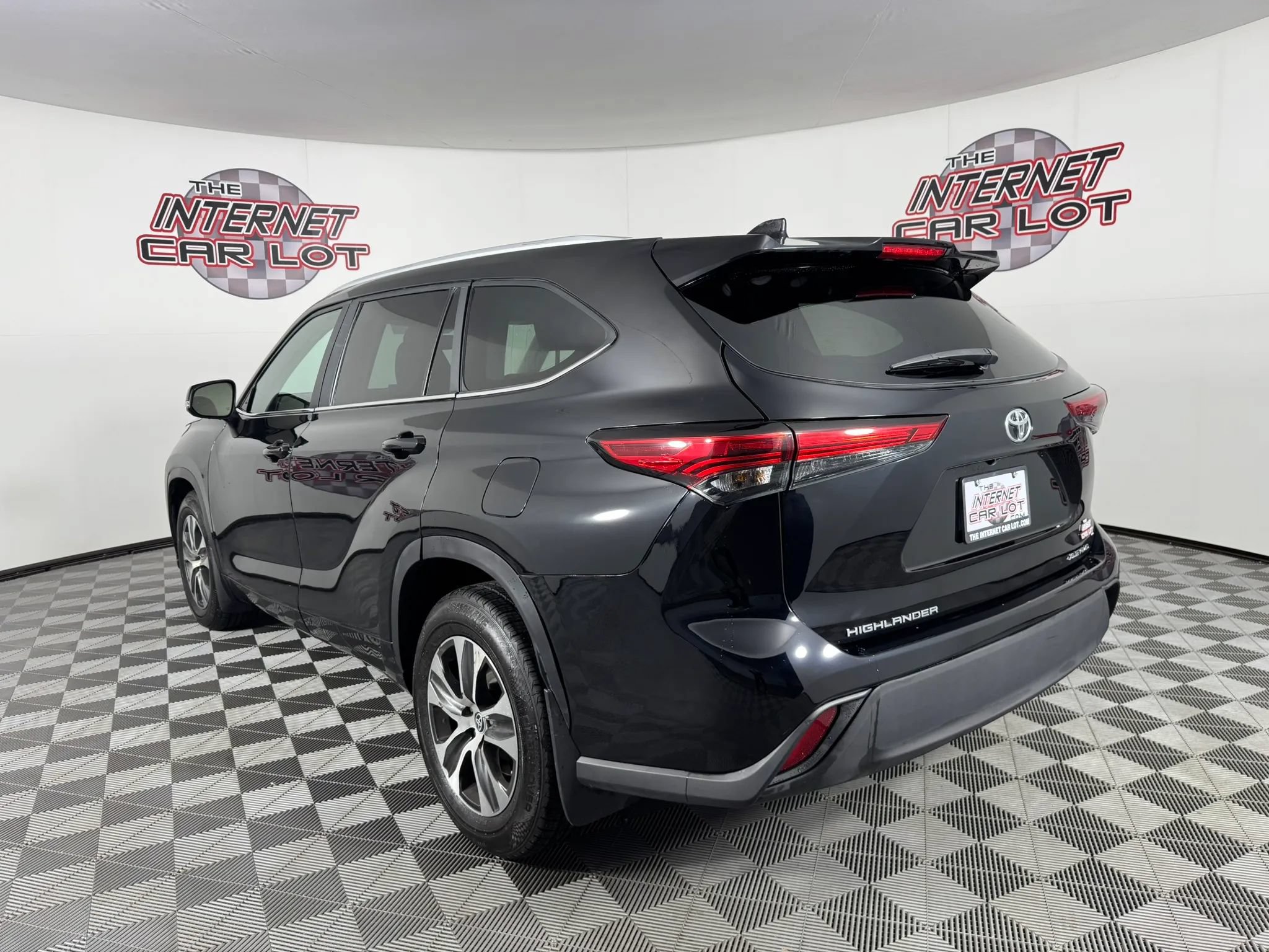 Used 2023 Toyota Highlander XLE AWD/4WD image 5
