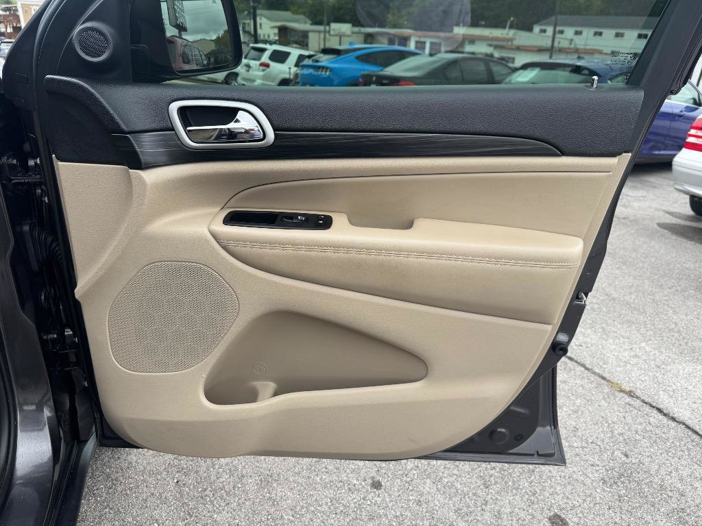 Used 2019 Jeep Grand Cherokee Laredo AWD/4WD image 26