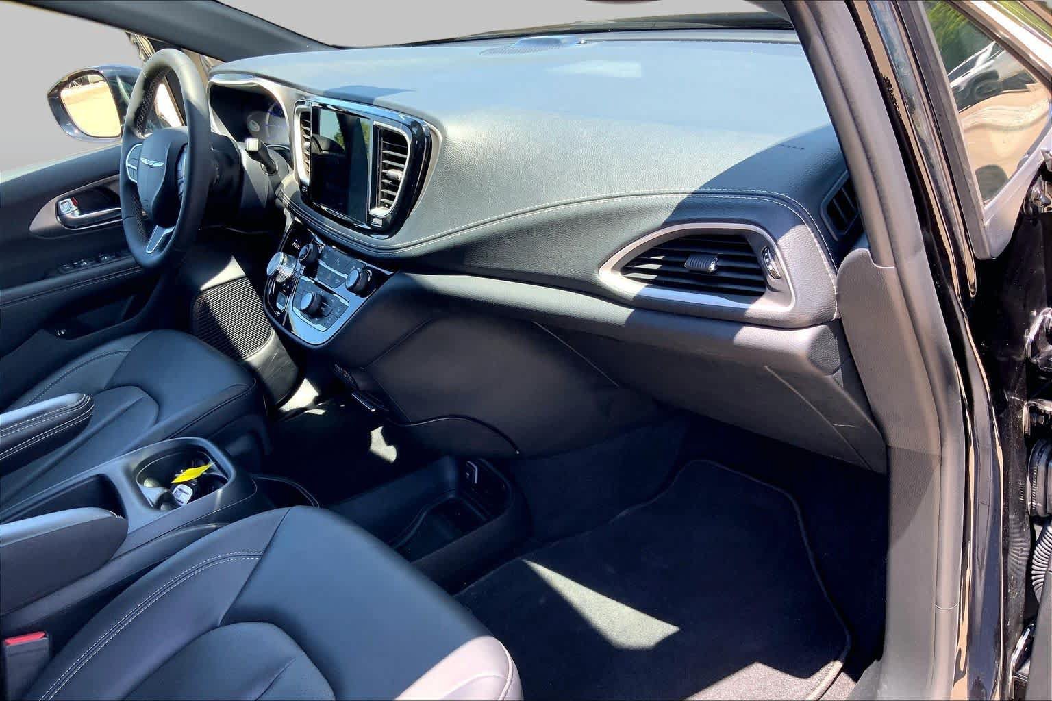 Used 2025 Chrysler Pacifica Select FWD image 19