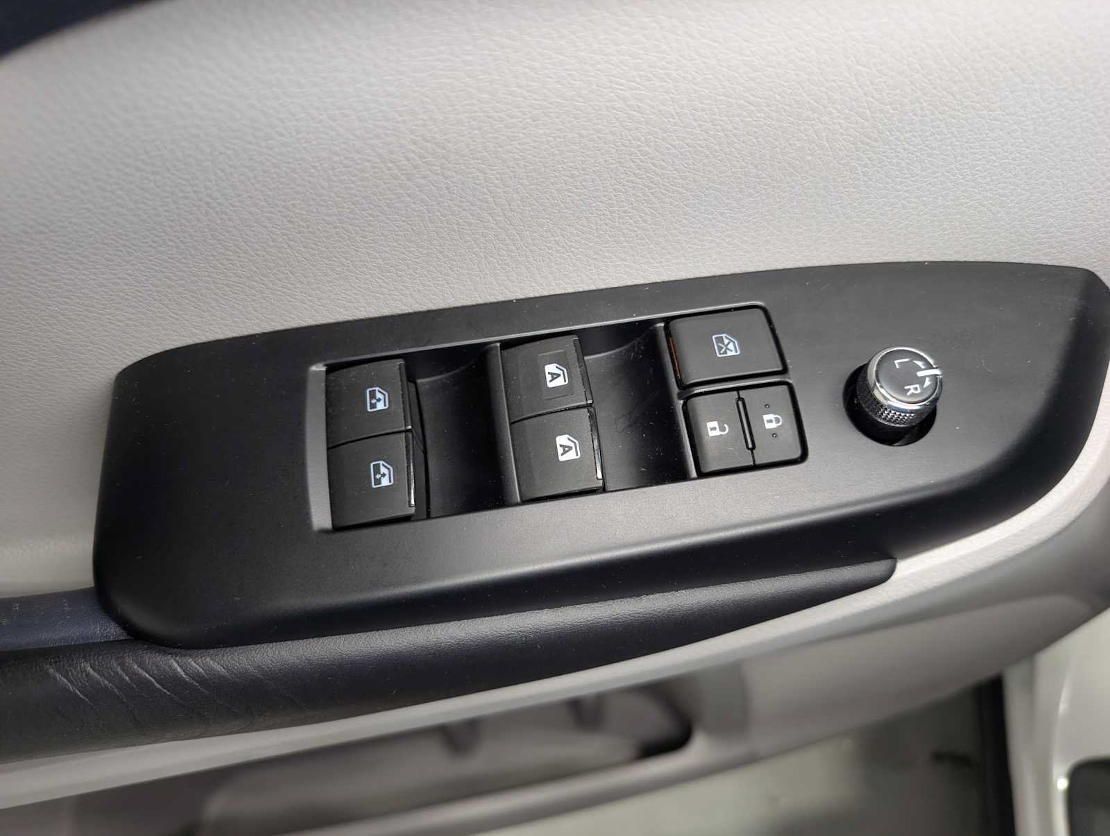 Used 2019 Toyota Highlander XLE AWD/4WD image 36