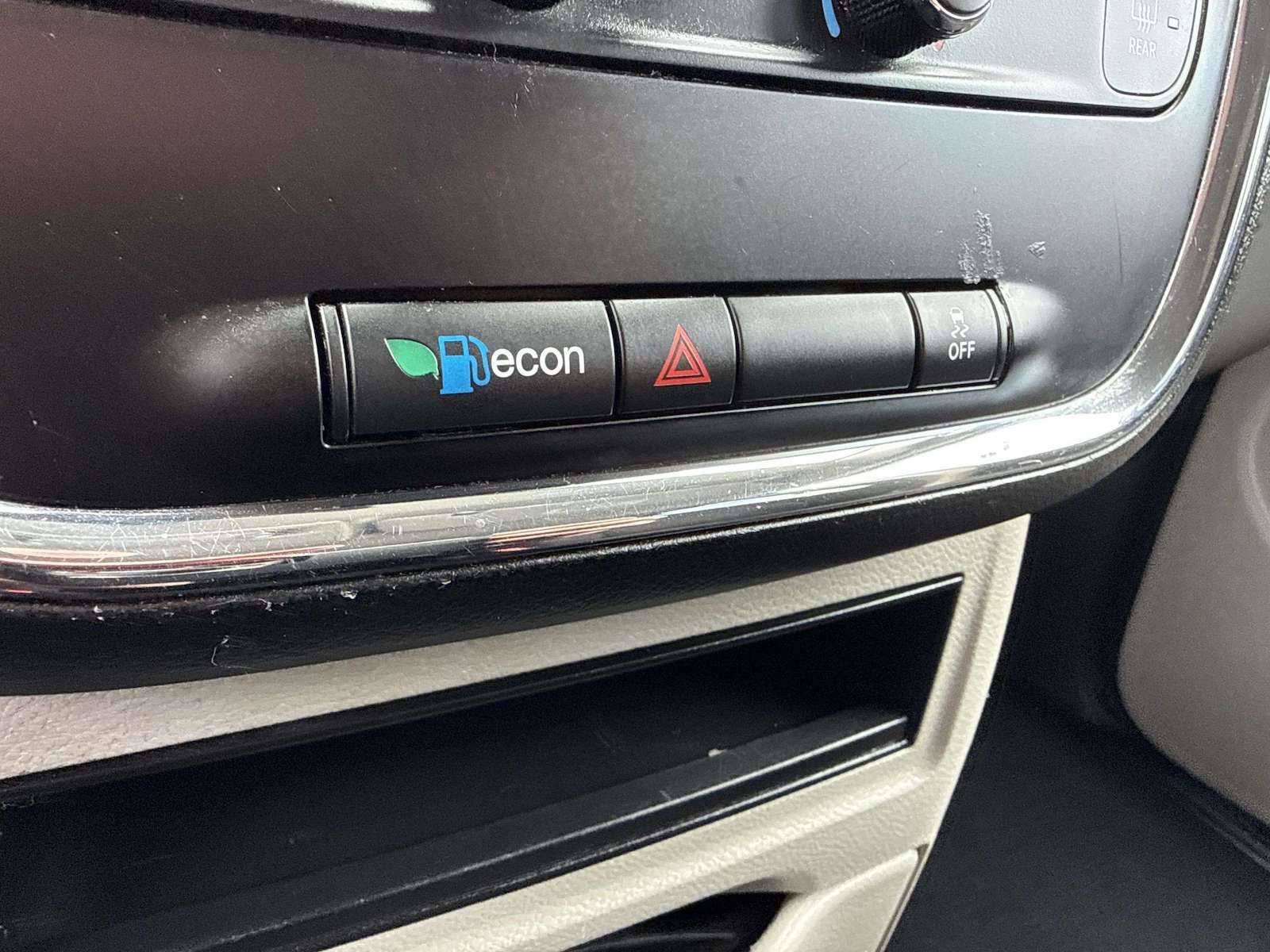 Used 2019 Dodge Grand Caravan SE w/ UConnect Hands-Free Group image 27