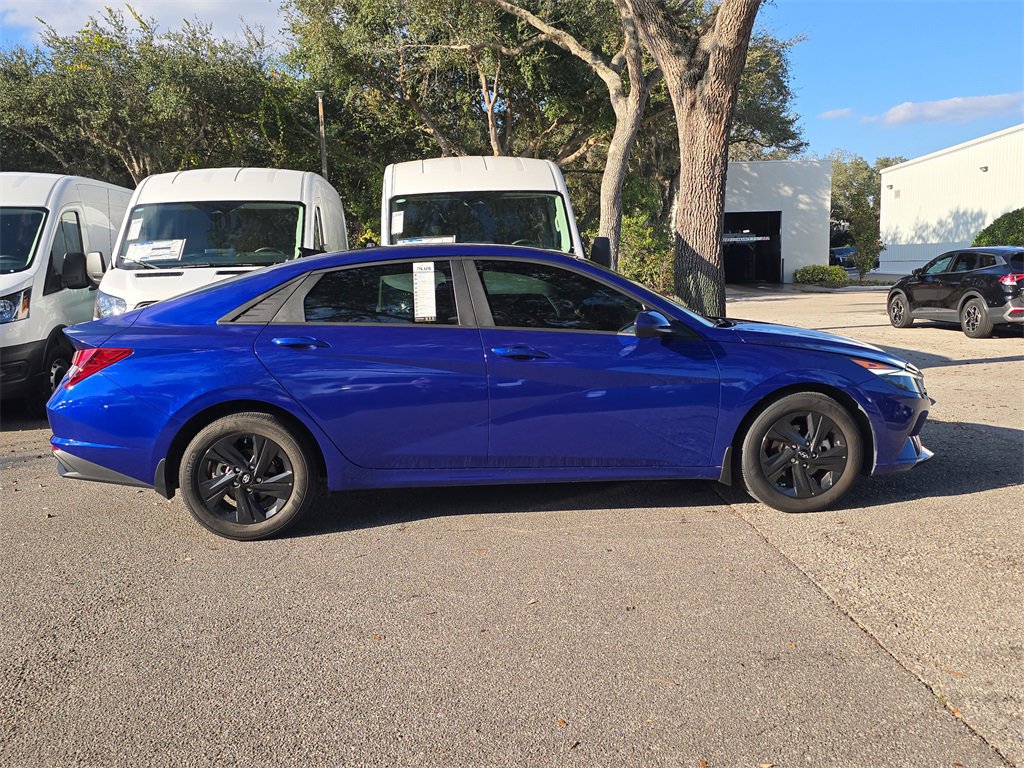 Used 2023 Hyundai Elantra SEL image 2
