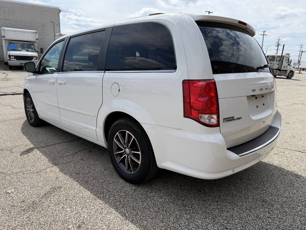 Used 2017 Dodge Grand Caravan SXT w/ Rear Park Assist Package FWD image 3
