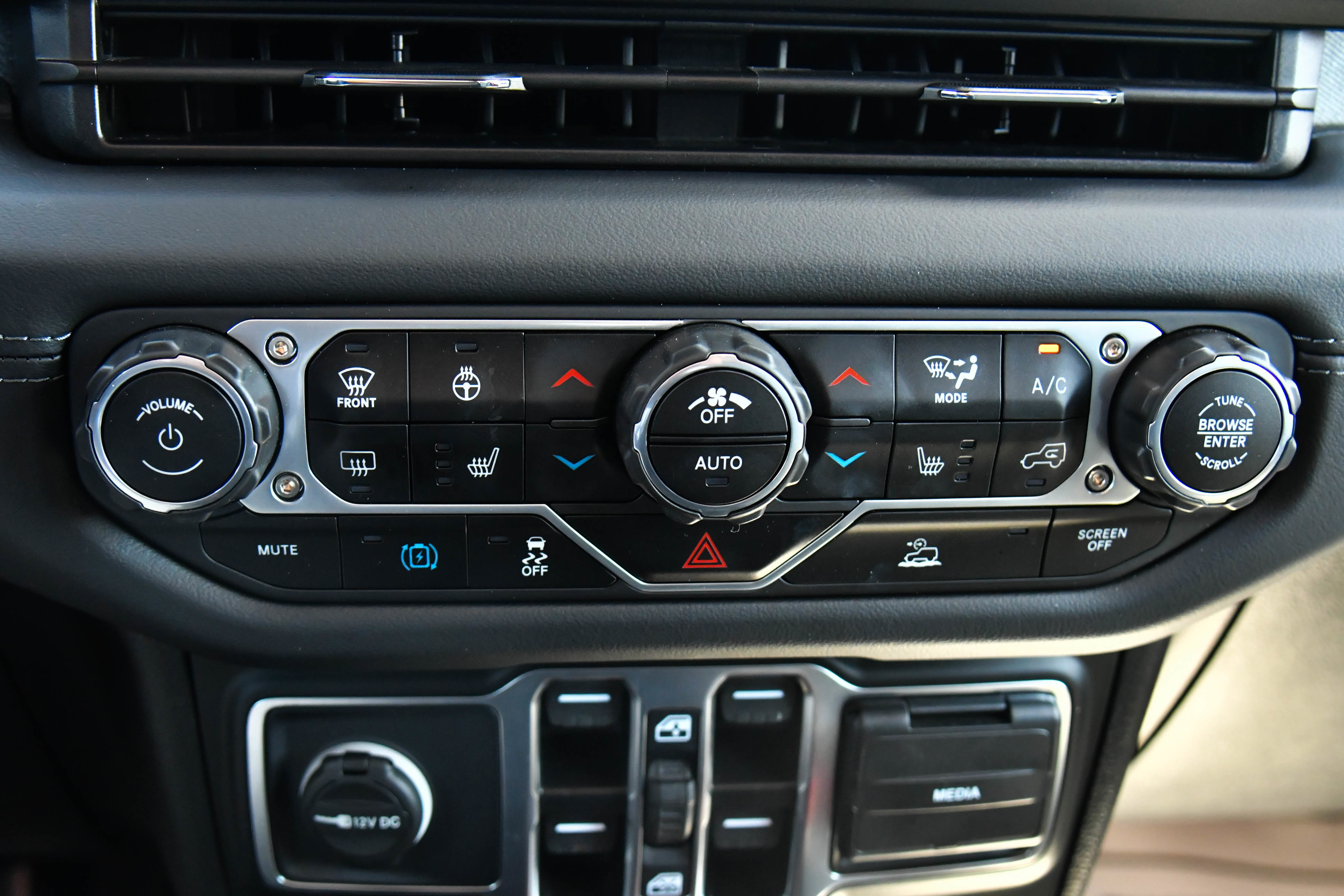 Used 2025 Jeep Wrangler Unlimited Sahara AWD/4WD image 26