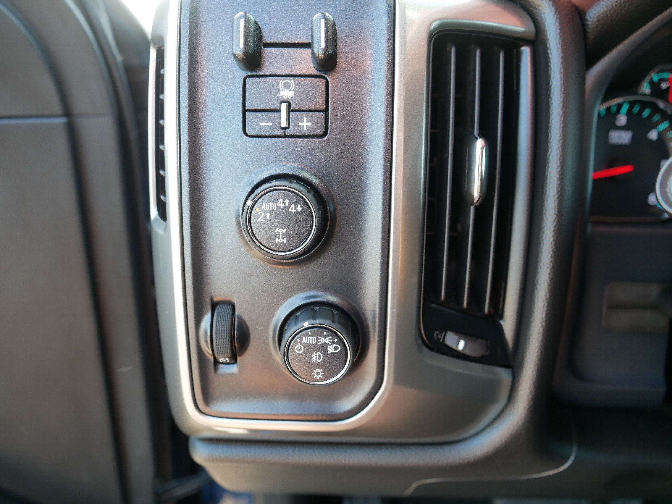 Used 2018 Chevrolet Silverado 1500 LT w/ All Star Edition AWD/4WD image 26