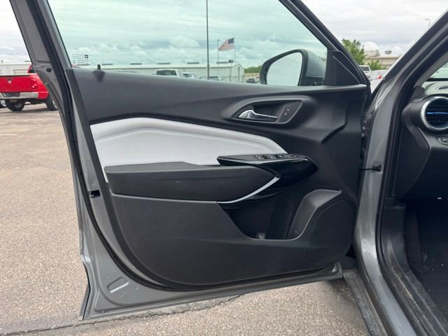 Used 2025 Chevrolet Trax LT w/ LT Convenience Package FWD image 9
