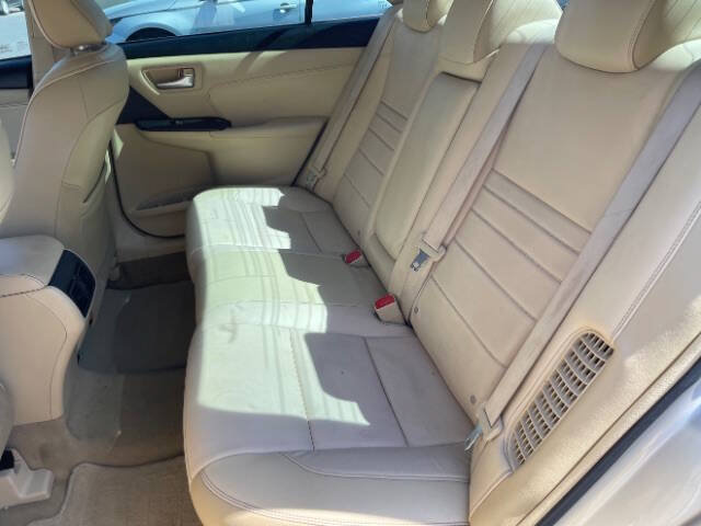 Used 2017 Toyota Camry XLE w/ Moonroof Package FWD image 13