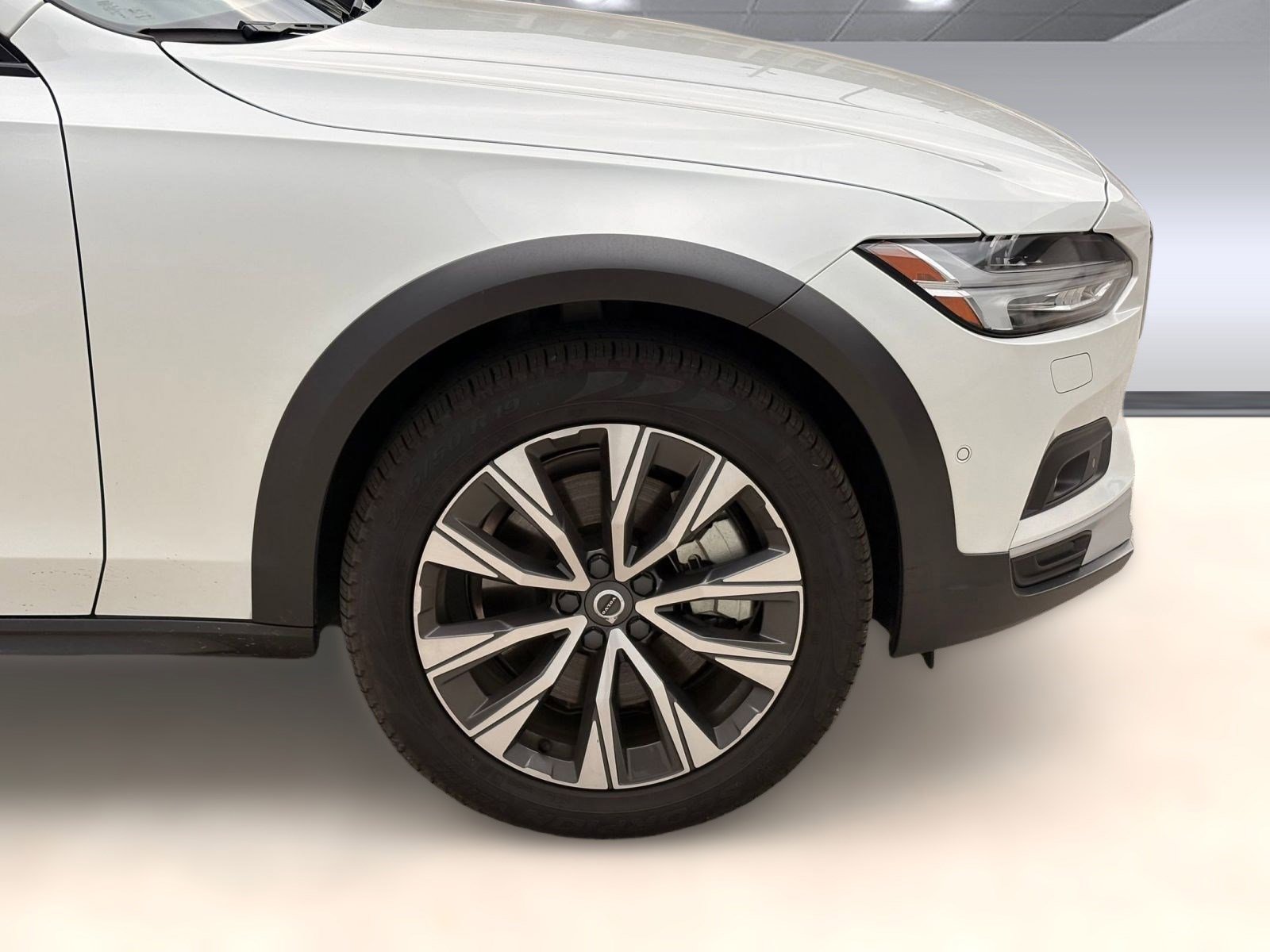 Certified 2025 Volvo V90 B6 Cross Country Plus image 10