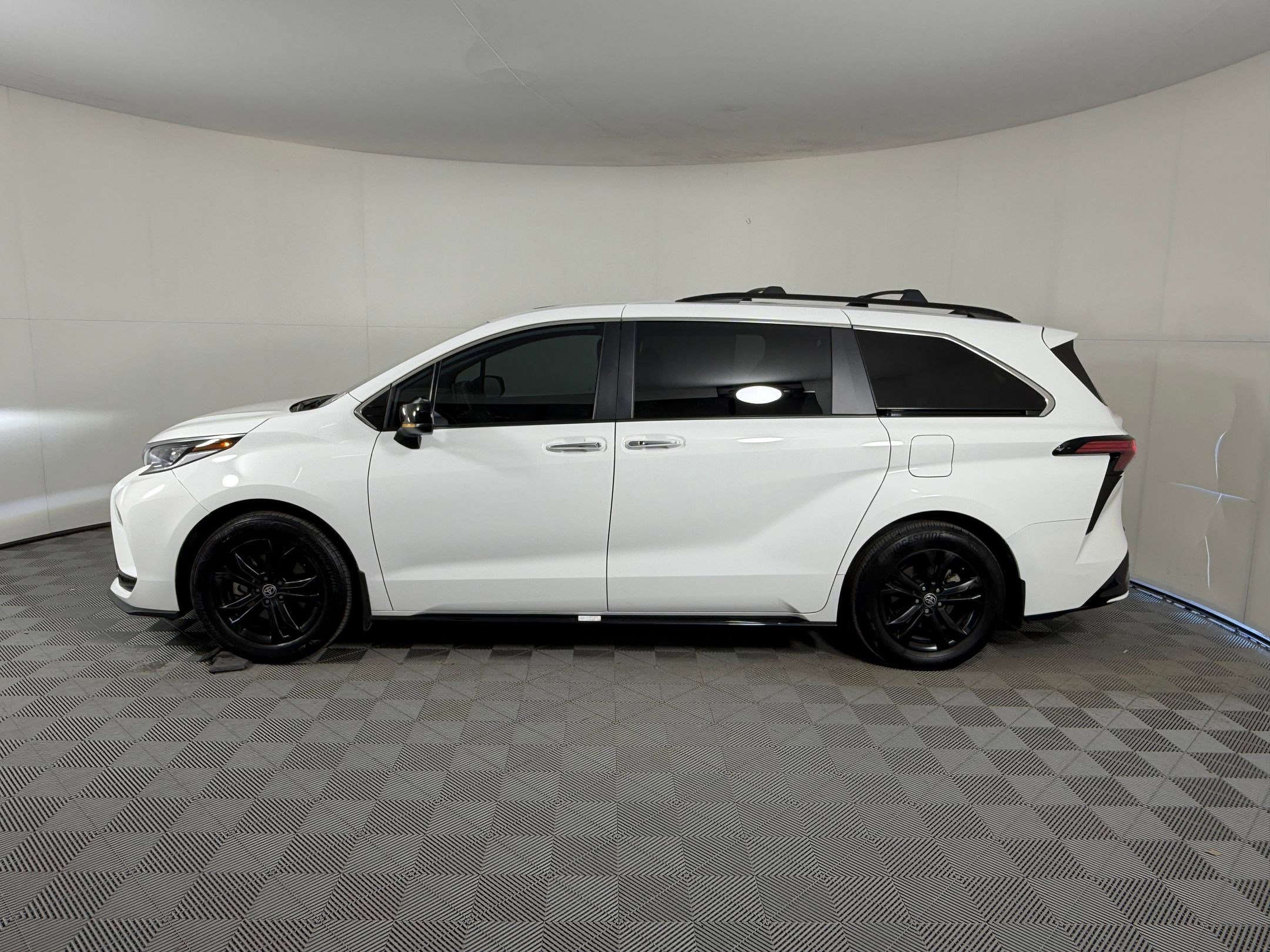 Used 2023 Toyota Sienna XSE AWD/4WD image 2