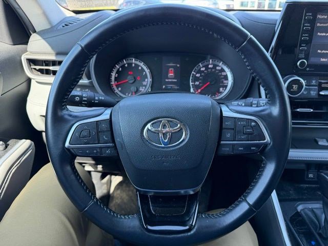 Used 2021 Toyota Highlander LE AWD/4WD image 15
