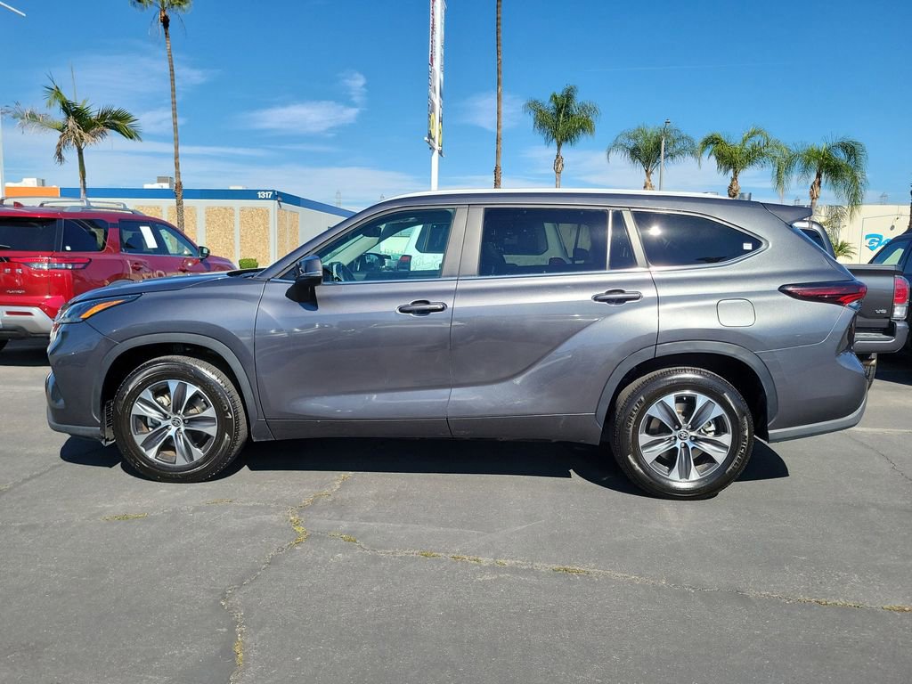 Used 2024 Toyota Highlander XLE image 32