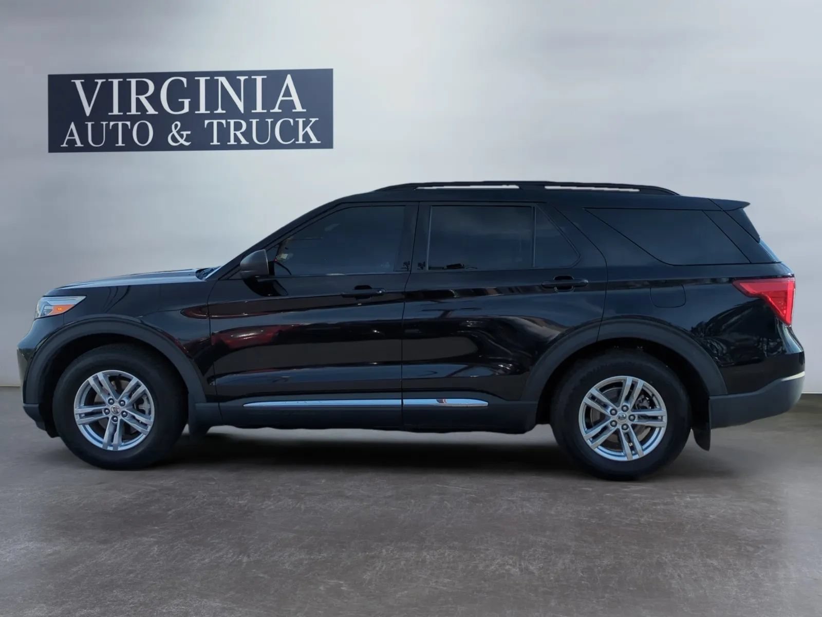 Used 2020 Ford Explorer XLT w/ Class III Trailer Tow Package RWD image 2