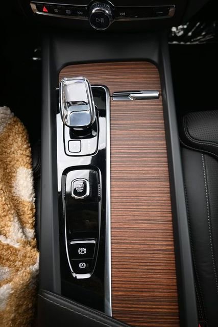 Used 2023 Volvo XC60 B6 Ultimate w/ Protection Package Premier image 10