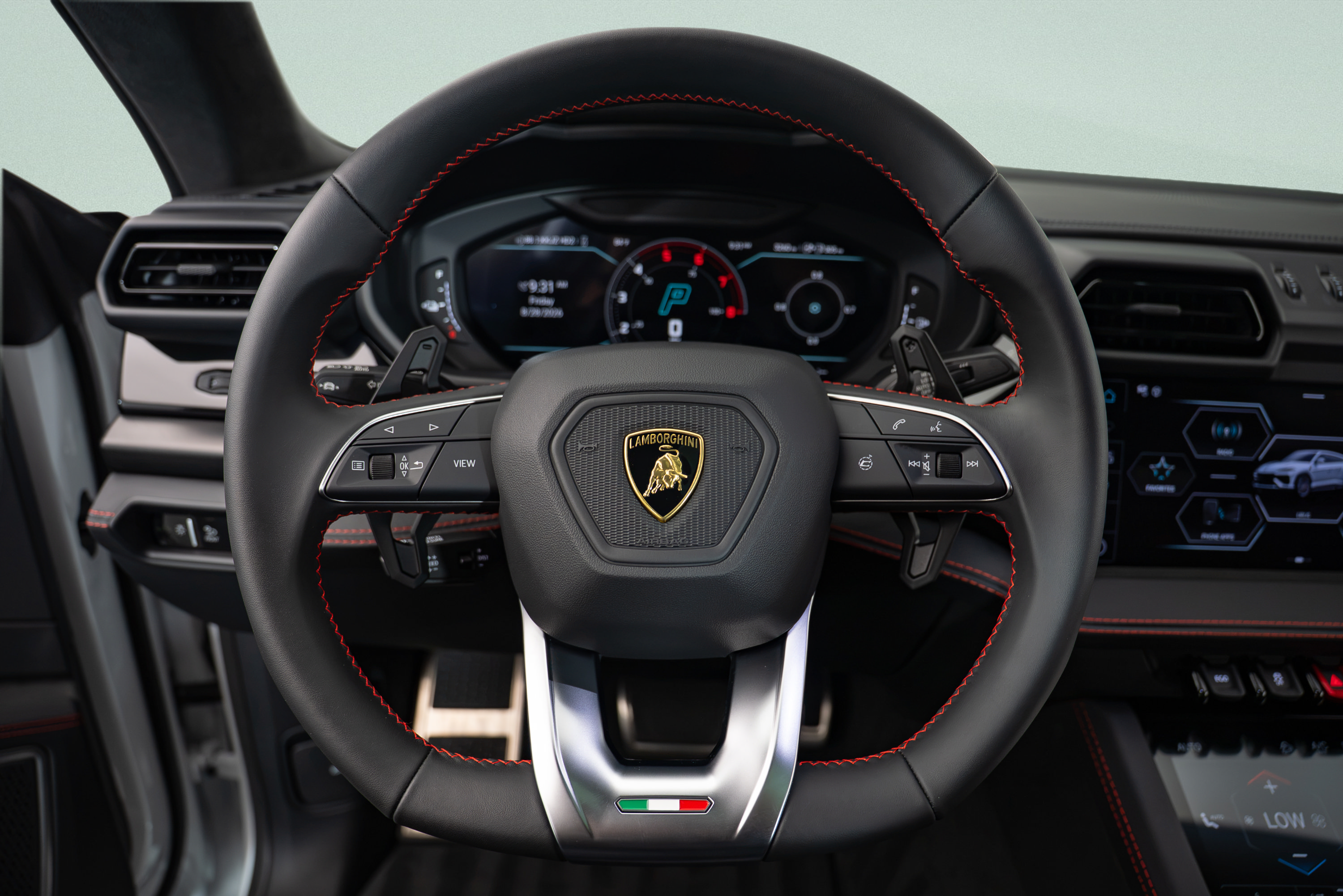 Used 2025 Lamborghini Urus SE AWD/4WD image 14