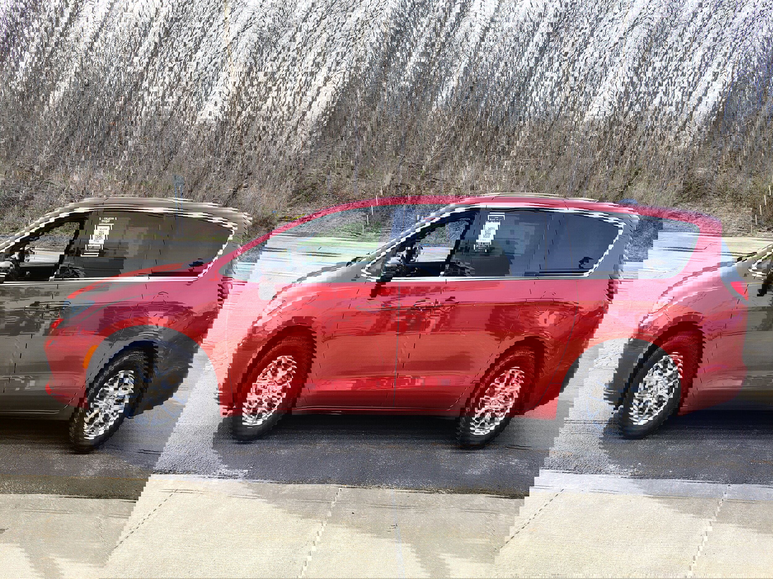 Used 2025 Chrysler Pacifica Select image 6