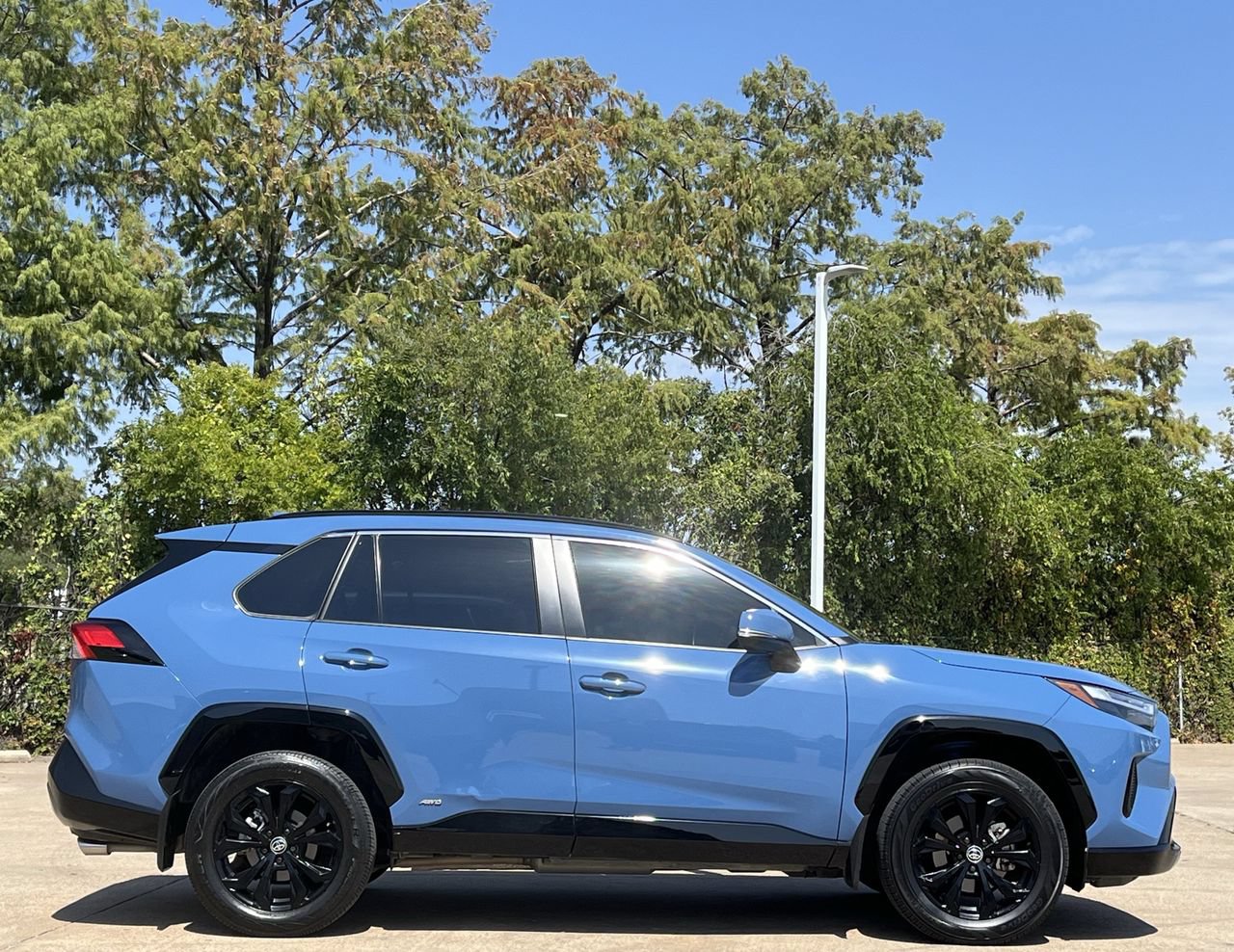 Used 2025 Toyota RAV4 SE AWD/4WD image 3