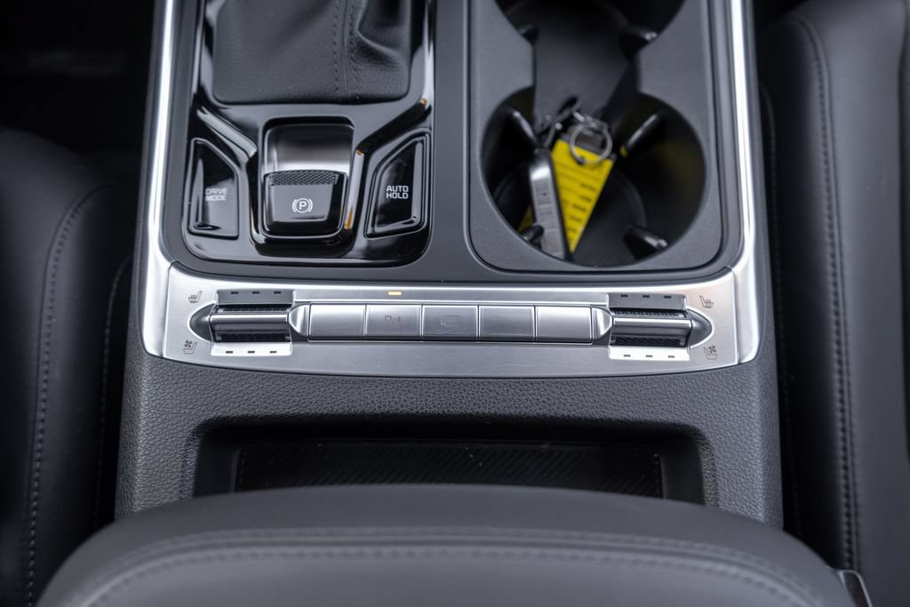 Used 2025 Kia Carnival SX w/ SX Dark Edition Package FWD image 30