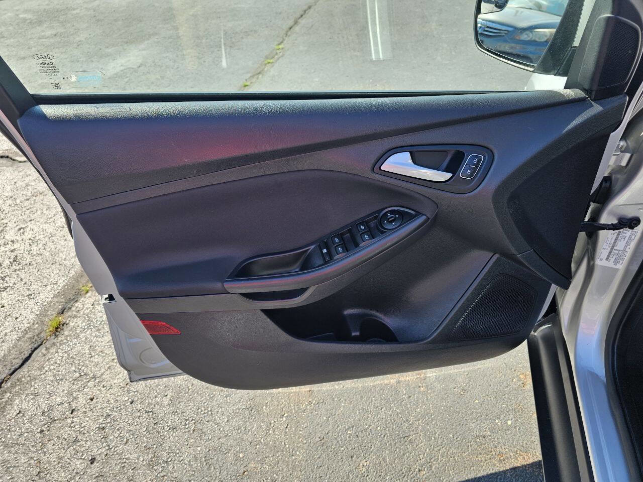 Used 2017 Ford Focus SE w/ Cold Weather Package image 11