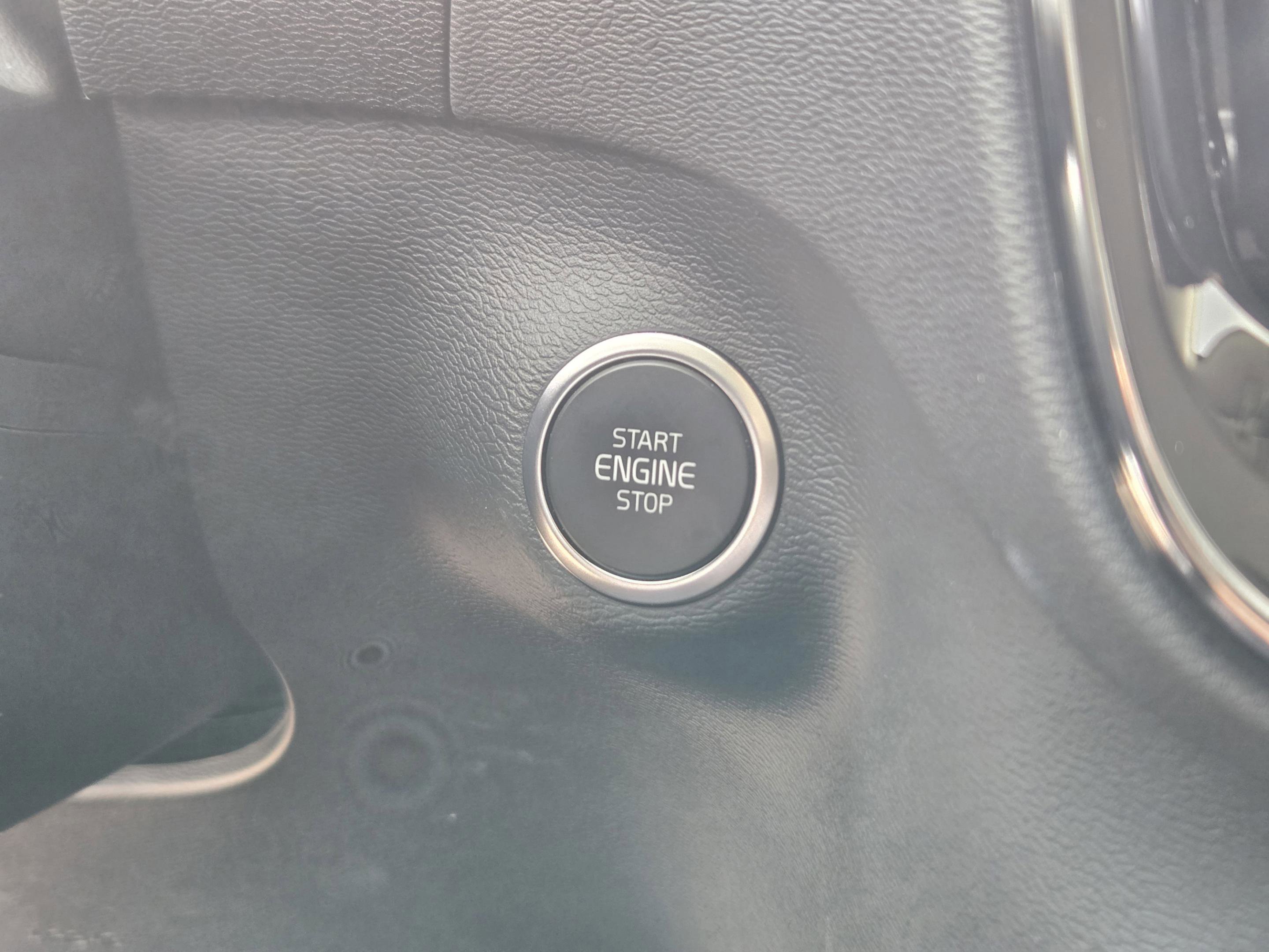 Used 2025 Volvo XC40 B5 Plus image 30